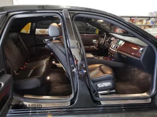 2019 Rolls-Royce Ghost z VIN SCA664S54KUX54725, wystawiony jako Copart lot #62910454 z przebiegiem 17 246 mil mil oraz Szkody całkowita. Historia ofert i sprzedaży dostępna na DreamBid. Obrazek 10.