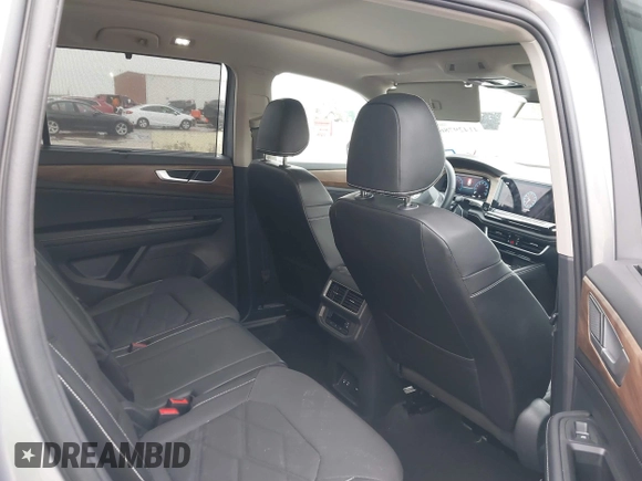 2024 Volkswagen Atlas SE z VIN 1V2JR2CA1RC537982, wystawiony jako IAAI lot #41429786 z przebiegiem 33 846 mil mil oraz . Historia ofert i sprzedaży dostępna na DreamBid. Obrazek 8.