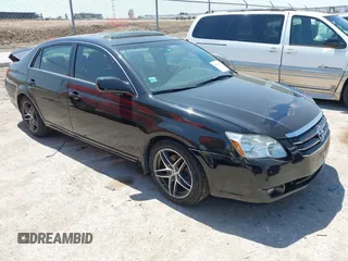 2007 Toyota Avalon XL z VIN 4T1BK36B17U213437, wystawiony jako IAAI lot #42040122 z przebiegiem 130 645 mil mil oraz . Historia ofert i sprzedaży dostępna na DreamBid. Obrazek 1.