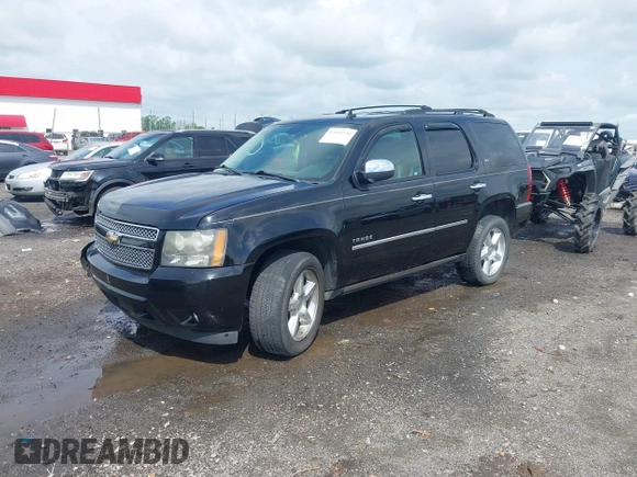 2009 Chevrolet Tahoe LTZ z VIN 1GNFK33059R297641, wystawiony jako IAAI lot #42099230 z przebiegiem 226 402 mil mil oraz . Historia ofert i sprzedaży dostępna na DreamBid. Obrazek 18.