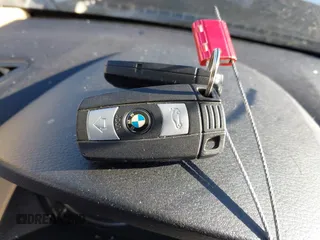 2015 BMW X1 sDrive28i z VIN WBAVM1C50FVZ94553, wystawiony jako IAAI lot #41321995 z przebiegiem Nie podano mil oraz . Historia ofert i sprzedaży dostępna na DreamBid. Obrazek 11.