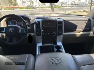 2010 Dodge 3500 SLT z VIN 3D73Y3HL6AG140269, wystawiony jako Copart lot #57510095 z przebiegiem 333 669 mil mil oraz Tytuł czysty. Historia ofert i sprzedaży dostępna na DreamBid. Obrazek 9.
