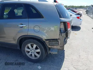 2012 Kia Sorento LX z VIN 5XYKT3A6XCG199254, wystawiony jako IAAI lot #42199700 z przebiegiem 257 644 mil mil oraz . Historia ofert i sprzedaży dostępna na DreamBid. Obrazek 6.