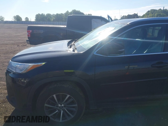 2018 Toyota Highlander SE with VIN 5TDKZRFH1JS529875, listed as a IAAI auction lot 42181502 with 182,652 mi miles and . Bid and sale history available at DreamBid. Image 6.