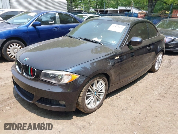 2013 BMW 1 Series 128i z VIN WBAUP7C56DVP24536, wystawiony jako IAAI lot #42423078 z przebiegiem 74 874 mil mil oraz . Historia ofert i sprzedaży dostępna na DreamBid. Obrazek 2.