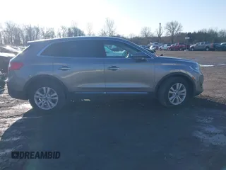 2017 Lincoln MKX Premiere z VIN 2LMPJ8JR3HBL43225, wystawiony jako IAAI lot #41463682 z przebiegiem 121 108 mil mil oraz . Historia ofert i sprzedaży dostępna na DreamBid. Obrazek 13.