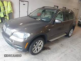 2013 BMW X5 xDrive35i z VIN 5UXZV4C54D0B21144, wystawiony jako IAAI lot #42304165 z przebiegiem 164 673 mil mil oraz . Historia ofert i sprzedaży dostępna na DreamBid. Obrazek 2.
