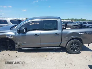2017 Nissan Titan SV z VIN 1N6AA1E55HN551578, wystawiony jako IAAI lot #42392063 z przebiegiem 123 077 mil mil oraz . Historia ofert i sprzedaży dostępna na DreamBid. Obrazek 15.