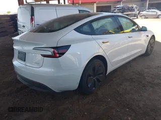 2025 Tesla Model 3 Long Range z VIN 5YJ3E1EB9SF885771, wystawiony jako IAAI lot #42158734 z przebiegiem 3480 mil mil oraz . Historia ofert i sprzedaży dostępna na DreamBid. Obrazek 4.