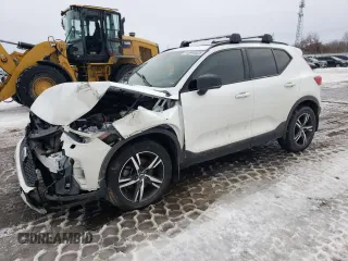 2023 Volvo XC40 Plus Dark Theme с VIN YV4L12UW0P2950973, выставлен на аукционе Copart как лот 45940325 с пробегом Не указан миль и Списание • Salvage title. История ставок и продаж доступна на DreamBid. Изображение 1.