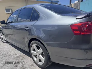 2014 Volkswagen Jetta SE z VIN 3VWD17AJ7EM249444, wystawiony jako IAAI lot #42607896 z przebiegiem 92 800 mil mil oraz . Historia ofert i sprzedaży dostępna na DreamBid. Obrazek 3.