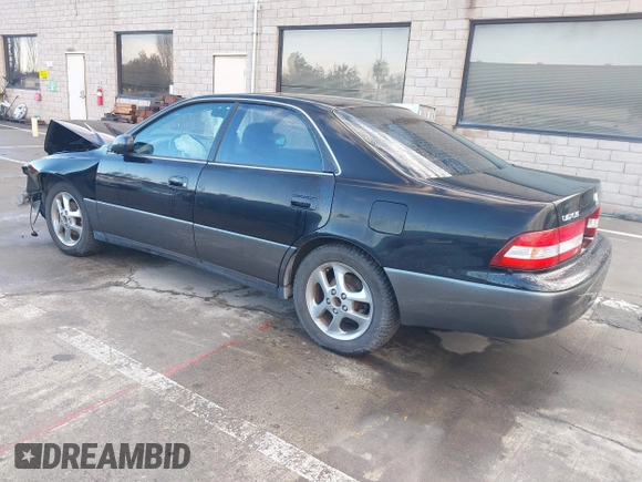 2001 Lexus ES 300 with VIN JT8BF28G115111003, listed as a IAAI auction lot 41812165 with 173,431 mi miles. Bid and sale history available at carsss.com. Image 3.
