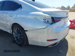 2024 Lexus ES 350 Luxury z VIN 58AEZ1B15RU175250, wystawiony jako IAAI lot #42233883 z przebiegiem 14 483 mil mil oraz . Historia ofert i sprzedaży dostępna na DreamBid. Obrazek 20.