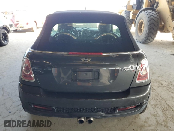 2013 MINI Convertible S z VIN WMWZP3C56DT705270, wystawiony jako Copart lot #62717625 z przebiegiem 85 388 mil mil oraz Czysty tytuł • Clean title. Historia ofert i sprzedaży dostępna na DreamBid. Obrazek 6.
