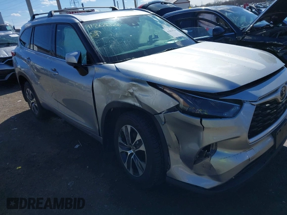 2022 Toyota Highlander XLE with VIN 5TDGZRBH4NS575217, listed as a IAAI auction lot 41863526 with 67,324 mi miles and . Bid and sale history available at DreamBid. Image 6.