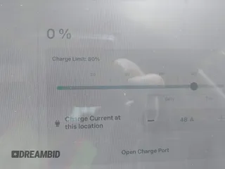 2025 Tesla Model 3 Long Range z VIN 5YJ3E1EBXSF890929, wystawiony jako IAAI lot #42452359 z przebiegiem 2 469 mil mil oraz . Historia ofert i sprzedaży dostępna na DreamBid. Obrazek 17.