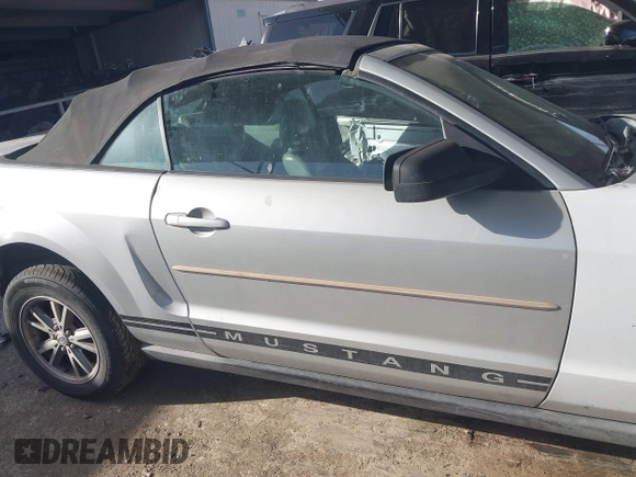 2007 Ford Mustang Deluxe with VIN 1ZVFT84N375205957, listed as a IAAI auction lot 41728914 with Not Provided miles and . Bid and sale history available at carsss.com. Image 13.