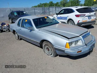 1984 Ford Thunderbird z VIN 1FABP4632EH220641, wystawiony jako IAAI lot #42325000 z przebiegiem 6094 mil mil oraz . Historia ofert i sprzedaży dostępna na DreamBid. Obrazek 1.