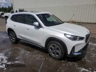 2024 BMW X1 xDrive28i z VIN WBX73EF01R5Z19955, wystawiony jako Copart lot #61263085 z przebiegiem 21 897 mil mil oraz Czysty tytuł • Clean title. Historia ofert i sprzedaży dostępna na DreamBid. Obrazek 4.