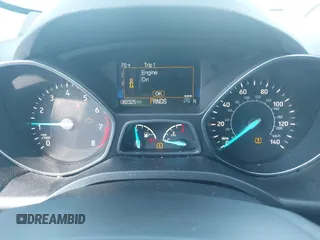 2017 Ford Escape SE z VIN 1FMCU9GD4HUA10240, wystawiony jako IAAI lot #42392522 z przebiegiem 82 325 mil mil oraz . Historia ofert i sprzedaży dostępna na DreamBid. Obrazek 7.