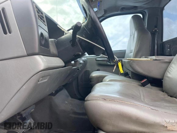 2004 Ford F-250 XL z VIN 1FTNF20L74EA08048, wystawiony jako Copart lot #49302705 z przebiegiem 232 336 mil mil oraz Szkoda całkowita • Salvage title. Historia ofert i sprzedaży dostępna na DreamBid. Obrazek 7.