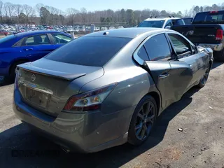 2014 Nissan Maxima SV z VIN 1N4AA5APXEC432715, wystawiony jako IAAI lot #41653486 z przebiegiem 212 432 mil mil oraz . Historia ofert i sprzedaży dostępna na DreamBid. Obrazek 4.