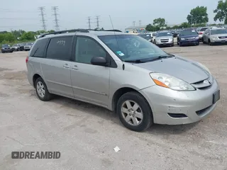 2008 Toyota Sienna CE z VIN 5TDZK23C98S155772, wystawiony jako IAAI lot #42490999 z przebiegiem 199 004 mil mil oraz . Historia ofert i sprzedaży dostępna na DreamBid. Obrazek 1.
