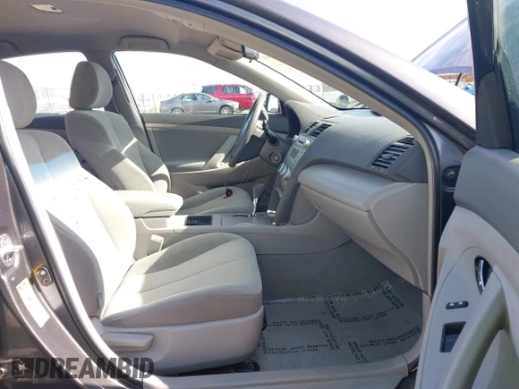 2008 Toyota Camry LE z VIN 4T4BE46K78R040785, wystawiony jako IAAI lot #42338481 z przebiegiem 90 926 mil mil oraz . Historia ofert i sprzedaży dostępna na DreamBid. Obrazek 5.