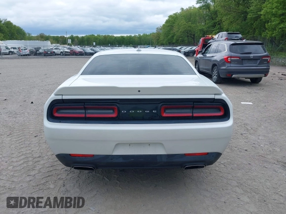 2015 Dodge Challenger SXT Plus z VIN 2C3CDZBG9FH705579, wystawiony jako IAAI lot #42268112 z przebiegiem 83 786 mil mil oraz . Historia ofert i sprzedaży dostępna na DreamBid. Obrazek 16.
