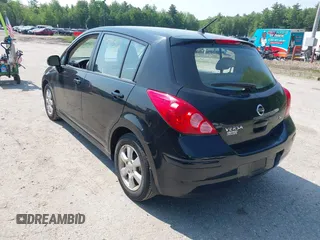 2008 Nissan Versa S z VIN 3N1BC13E08L354454, wystawiony jako IAAI lot #42441312 z przebiegiem 126 988 mil mil oraz . Historia ofert i sprzedaży dostępna na DreamBid. Obrazek 3.