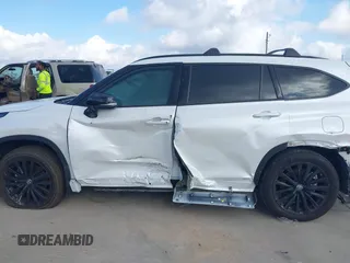 2024 Toyota Highlander LE z VIN 5TDKDRAH7RS534676, wystawiony jako IAAI lot #41516978 z przebiegiem 11 272 mil mil oraz . Historia ofert i sprzedaży dostępna na DreamBid. Obrazek 14.