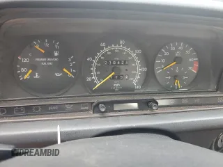 1993 Mercedes-Benz 190 z VIN WDBDA29D1PG074415, wystawiony jako Copart lot #51626555 z przebiegiem 219 450 mil mil oraz Tytuł czysty. Historia ofert i sprzedaży dostępna na DreamBid. Obrazek 9.
