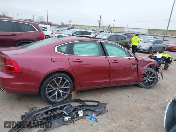 2018 Volvo S90 Momentum z VIN LVY982MK6JP034663, wystawiony jako IAAI lot #41555753 z przebiegiem 112 258 mil mil oraz . Historia ofert i sprzedaży dostępna na DreamBid. Obrazek 13.