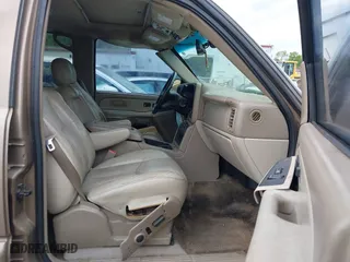2003 Chevrolet Tahoe Z71 with VIN 1GNEK13Z43R155495, listed as a IAAI auction lot 42029728 with 393,493 mi miles. Bid and sale history available at carsss.com. Image 5.