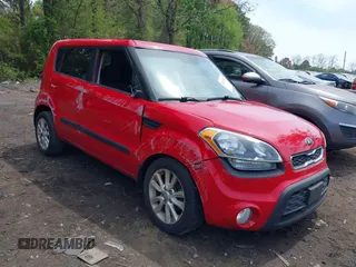 2013 Kia Soul + z VIN KNDJT2A63D7610143, wystawiony jako IAAI lot #42124581 z przebiegiem 104 155 mil mil oraz . Historia ofert i sprzedaży dostępna na DreamBid. Obrazek 1.