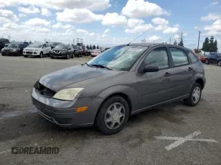 2006 Ford Focus S z VIN 1FAFP37N76W182882, wystawiony jako Copart lot #56939295 z przebiegiem 136 831 mil mil oraz Szkoda całkowita • Salvage title. Historia ofert i sprzedaży dostępna na DreamBid. Obrazek 1.