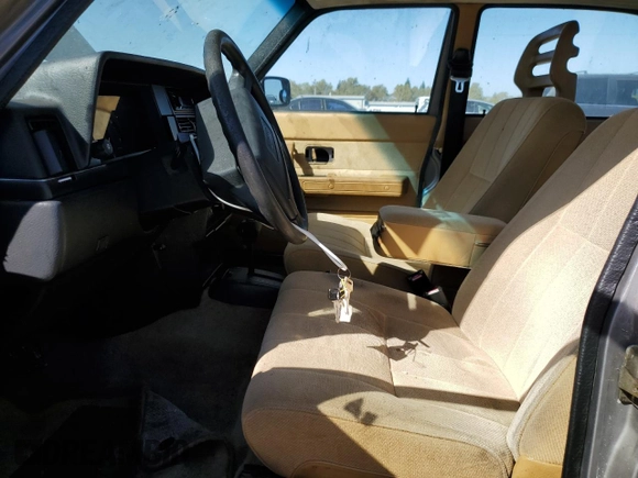 1993 Volvo 240 с VIN YV1AS8808P1489831, выставлен на аукционе Copart как лот 72439554 с пробегом 147 232 миль миль и Чистый • Clean title. История ставок и продаж доступна на DreamBid. Изображение 7.