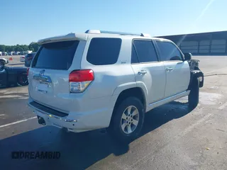 2011 Toyota 4Runner Trail z VIN JTEBU5JR7B5035496, wystawiony jako IAAI lot #42319548 z przebiegiem 253 437 mil mil oraz . Historia ofert i sprzedaży dostępna na DreamBid. Obrazek 4.
