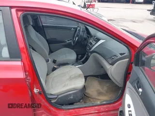 2014 Hyundai Accent SE z VIN KMHCU5AE7EU145704, wystawiony jako IAAI lot #42357042 z przebiegiem 96 773 mil mil oraz . Historia ofert i sprzedaży dostępna na DreamBid. Obrazek 5.