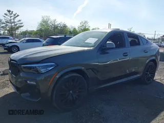 2021 BMW X6 sDrive40i z VIN 5UXCY4C06M9F26841, wystawiony jako IAAI lot #42122749 z przebiegiem 10 072 mil mil oraz . Historia ofert i sprzedaży dostępna na DreamBid. Obrazek 2.