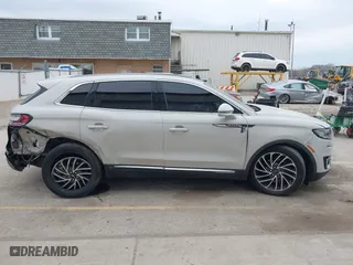 2019 Lincoln Nautilus Reserve with VIN 2LMPJ8LP3KBL17646, listed as a IAAI auction lot 41688302 with 92,208 mi miles. Bid and sale history available at carsss.com. Image 14.