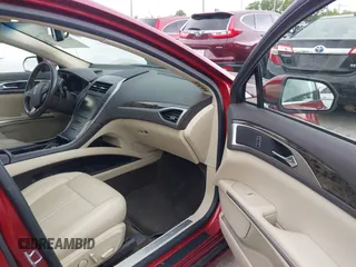 2015 Lincoln MKZ z VIN 3LN6L2GK3FR622116, wystawiony jako IAAI lot #42308692 z przebiegiem 126 047 mil mil oraz . Historia ofert i sprzedaży dostępna na DreamBid. Obrazek 5.