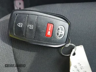 2023 Toyota Corolla Cross LE z VIN 7MUCAAAG4PV047301, wystawiony jako IAAI lot #42107515 z przebiegiem 27 137 mil mil oraz . Historia ofert i sprzedaży dostępna na DreamBid. Obrazek 11.