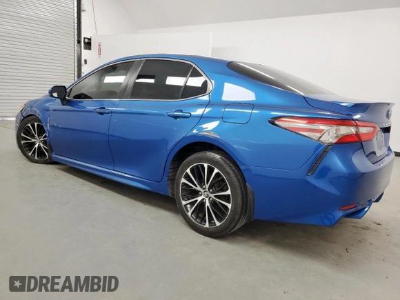 2018 Toyota Camry LE z VIN 4T1B11HK0JU080066, wystawiony jako Copart lot #56673055 z przebiegiem 253 741 mil mil oraz Czysty tytuł • Clean title. Historia ofert i sprzedaży dostępna na DreamBid. Obrazek 2.