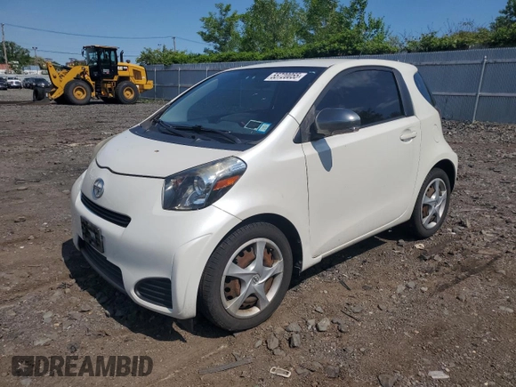 2012 Scion iQ z VIN JTNJJXB07CJ021400, wystawiony jako Copart lot #55720055 z przebiegiem 129 602 mil mil oraz Czysty tytuł • Clean title. Historia ofert i sprzedaży dostępna na DreamBid. Obrazek 1.