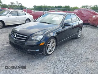 2014 Mercedes-Benz C 250 Sport z VIN WDDGF4HB0EA966267, wystawiony jako IAAI lot #42133802 z przebiegiem 62 494 mil mil oraz . Historia ofert i sprzedaży dostępna na DreamBid. Obrazek 2.