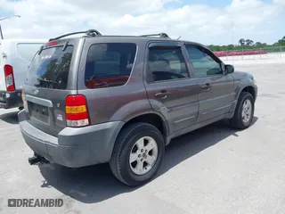 2005 Ford Escape XLT with VIN 1FMYU03175KD53760, listed as a IAAI auction lot 42124876 with 158,706 mi miles. Bid and sale history available at carsss.com. Image 4.