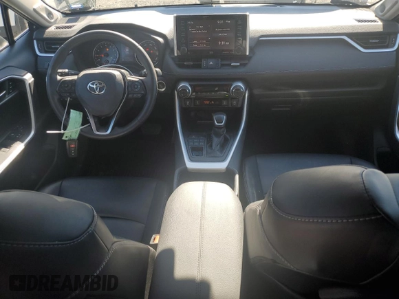 2021 Toyota RAV4 XLE Premium z VIN 2T3A1RFV5MW145979, wystawiony jako Copart lot #62752895 z przebiegiem 35 096 mil mil oraz Szkoda całkowita • Salvage title. Historia ofert i sprzedaży dostępna na DreamBid. Obrazek 8.