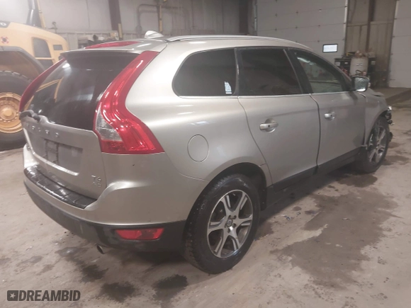 2013 Volvo XC60 T6 with VIN YV4902DZ9D2447347, listed as a IAAI auction lot 41791033 with 165,112 mi miles. Bid and sale history available at carsss.com. Image 4.