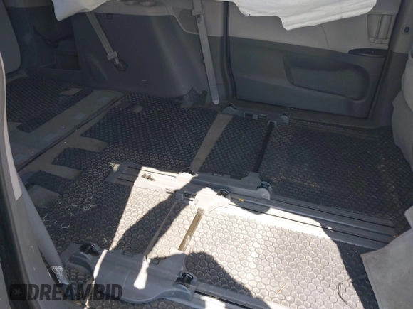 2018 Toyota Sienna LE Auto Access Seat with VIN 5TDKZ3DC3JS926847, listed as a IAAI auction lot 41969008 with 97,189 mi miles. Bid and sale history available at carsss.com. Image 8.